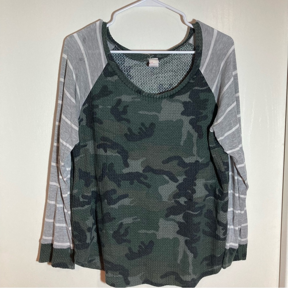 7th‎ Ray camo and striped top large